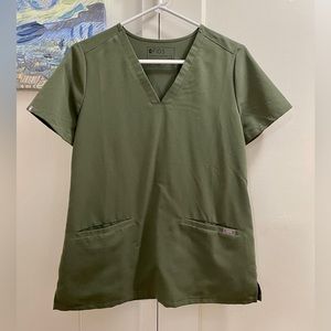 FIGS Scrub Set. 🦖 Top Size: Small 🦖 Pants: Small Petite 🦖 Color: Moss